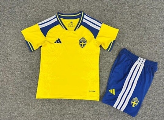 Pustende Sverige 2026 VM Fotballtrøyesett for Barn - Premiumgave til Din Sønn, Hjemmedrakt for Gutter med Shorts 18