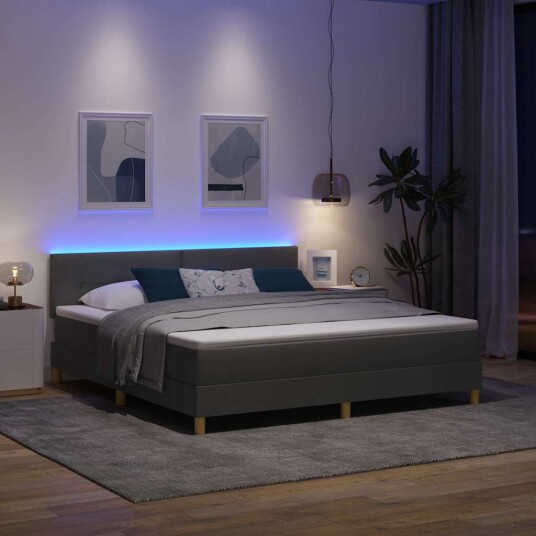 Box Spring Bed med madrass & LED Mørkegrå 180x200 cm Stoff