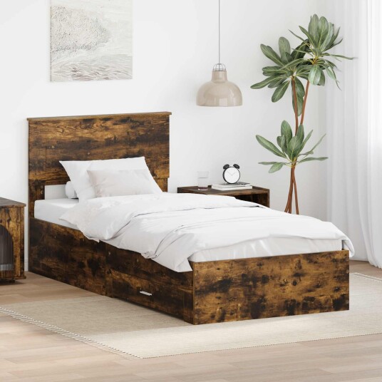  Sengestamme med hodegjerde Røkt eik 90 x 190 cm Konstruert tre