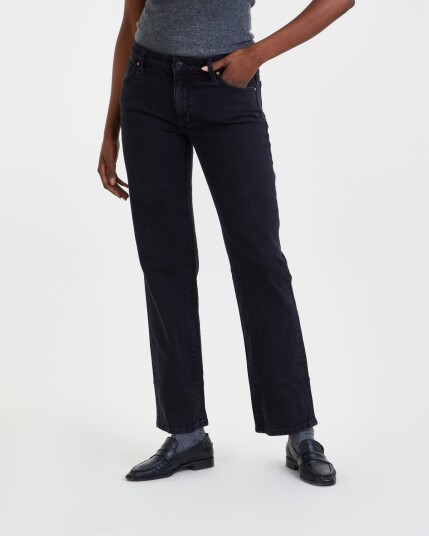 NEUW Mia Straight Black Earth Washed Black Black W31