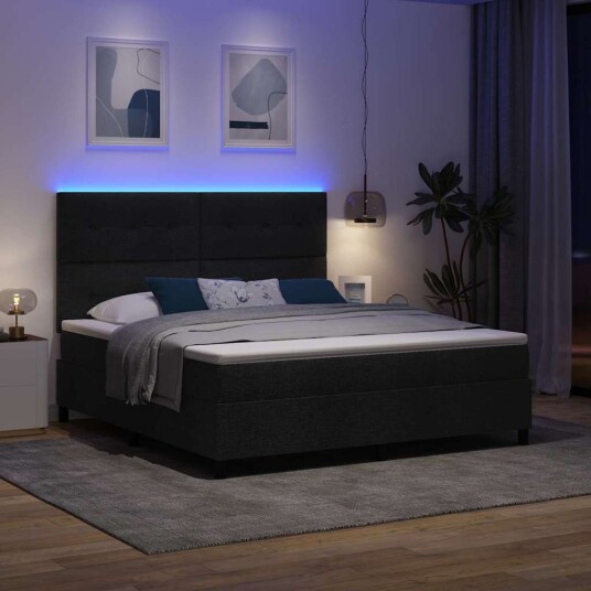  Boksfjær Seng med Madrass & LED Svart 180x200 cm Stoff