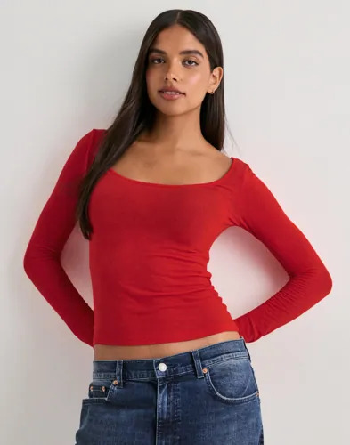Nelly Rød Soft Wool Blend Scoop Top
