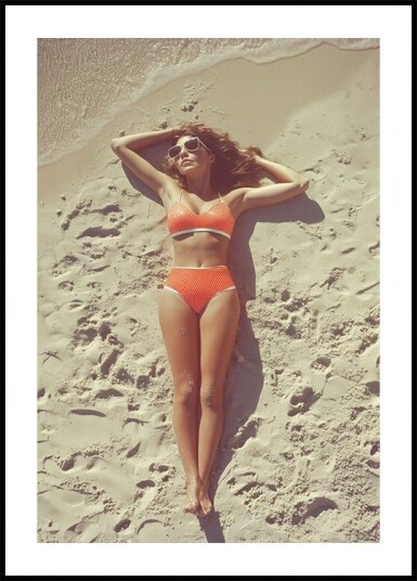 Retro Nostalgic Summer Girl Lying on Beach Plakat Plakat / 40x50cm