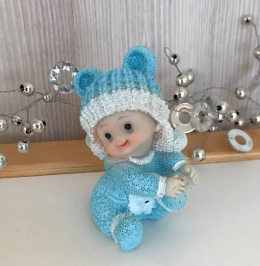 Bordpynt lys blå kledd baby fra Edelweiss
