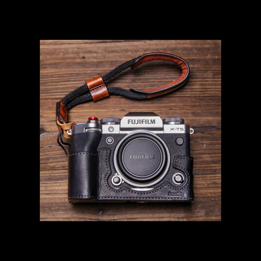 SmallRig 3927 Half Case & Wrist Strap For Fujifilm X-T5 SmallRig 3927 Half Case & Wrist Strap For Fujifilm X-T5