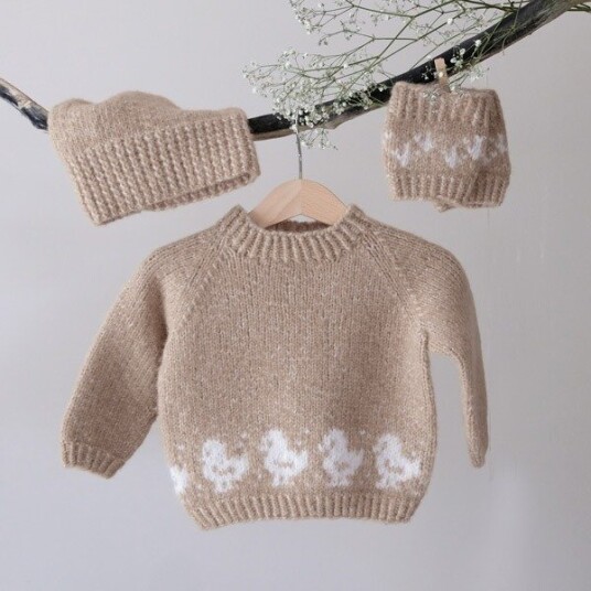 Strikkegenser Lille Kylling m/lue og leggvarmere - garnpakke i Bluum Fluffy Alpaca