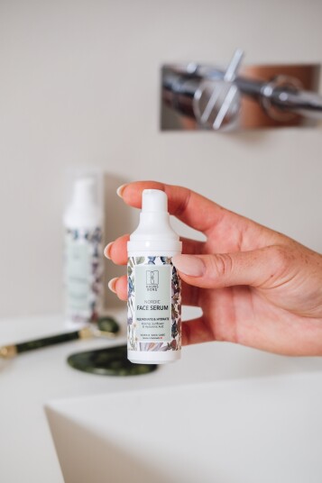 Raunsborg 30 ml Ansiktsserum med Hyaluronsyre og Omega Fettsyrer Raunsborg 30 ml Ansiktsserum med Hyaluronsyre og Omega Fettsyrer