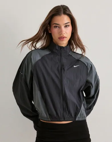 Nike Svart W Nk Swift Uv Rpl Jkt Nv Nike Svart W Nk Swift Uv Rpl Jkt Nv