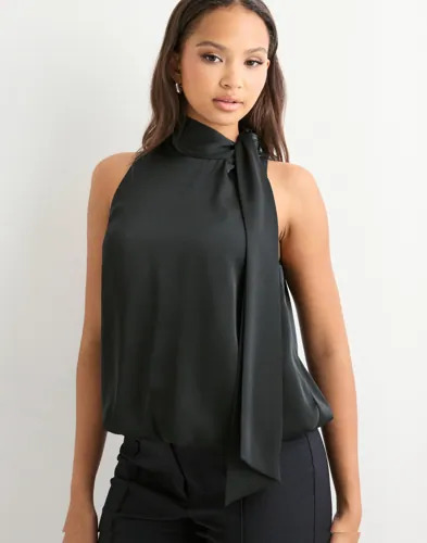 Neo Noir Svart Veda Drapy Satin Top
