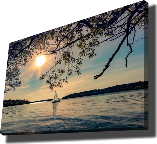 Lerretsbilde 70x100 cm Seilbåt glir over en speilblank innsjø under en solrik himmel Blå / Grønn / Gul