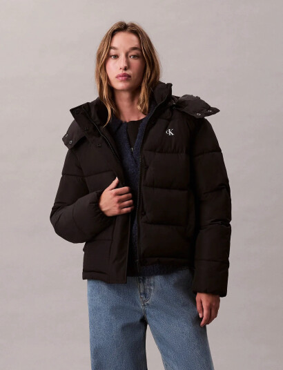 Calvin Klein Jeans Matte Monologo Mw Short Puffer - Black - XXS Calvin Klein Jeans Matte Monologo Mw Short Puffer - Black - XXS