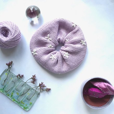 Summer Scrunchie by Rito Krea Strikkemønster til scrunchie