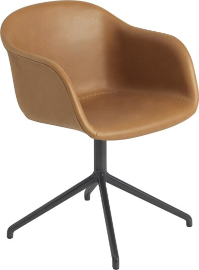 Muuto Fiber Spisestol med Armlener og Svingbar Base Skinntrukket Konjakk/ Sort Muuto Fiber Spisestol med Armlener og Svingbar Base Skinntrukket Konjakk/ Sort