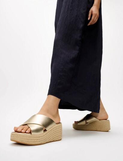 FitFlop Platfforms Espadrille Leather Wedge Cross Slides Gold 40 FitFlop Platfforms Espadrille Leather Wedge Cross Slides Gold 40