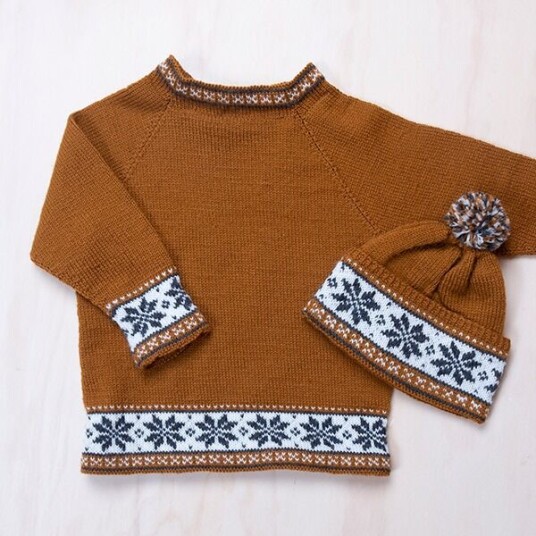 Bluum Strik Strikkesett Åttebladsrose genser med lue - garnpakke i Bluum Pure Eco Baby Wool
