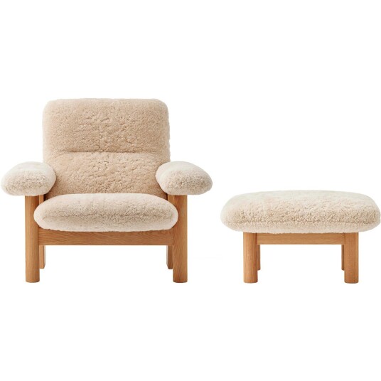 Audo Copenhagen Brasilia Lenestol med Ottoman Natural Oak Sheepskin Nature