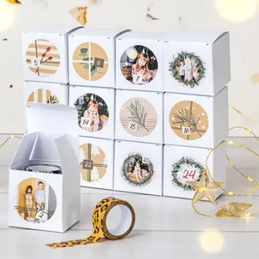 smartphoto DIY Adventskalender Esker med rundt klistremerke - 24 stk smartphoto DIY Adventskalender Esker med rundt klistremerke - 24 stk