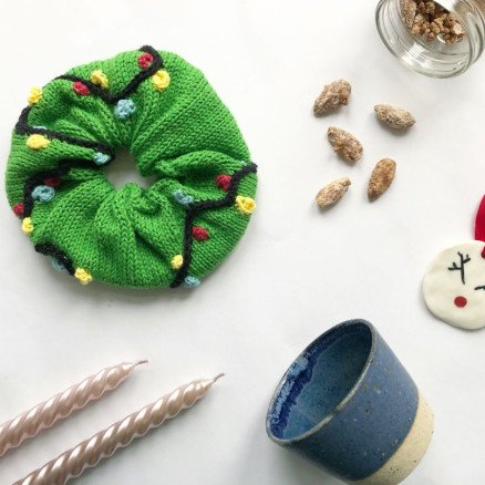 Juletrescrunchie af Rito Krea Scrunchie Strikkeoppskrift
