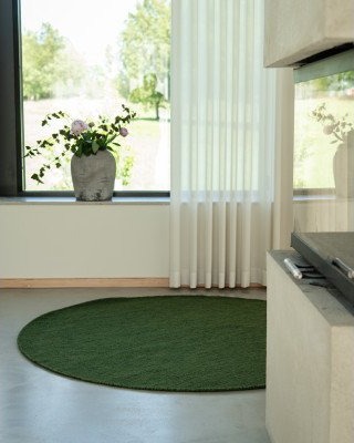 Kilands Solliden rund dark green håndvevd ullteppe