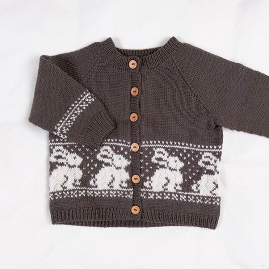 Bluum Strik Strikkejakke Kanin - garnpakke i Bluum Pure Eco Baby Wool Bluum Strik Strikkejakke Kanin - garnpakke i Bluum Pure Eco Baby Wool