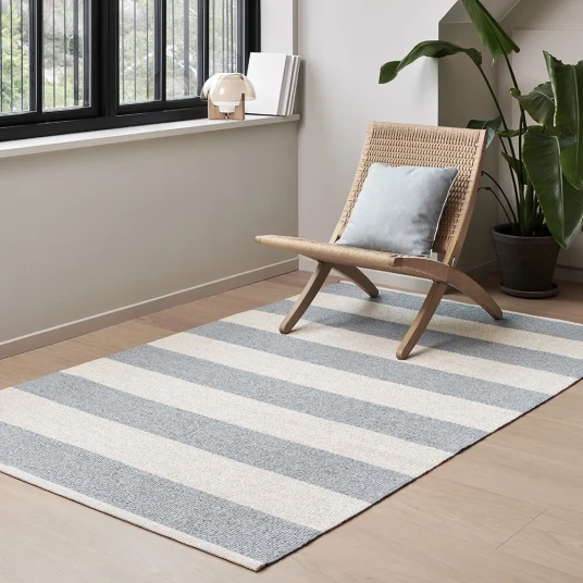 Pappelina Bob teppe Blue Fog/Vanilla 140 x 180 cm