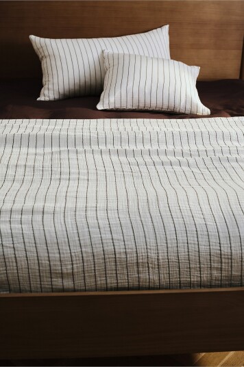 Jotex Sengeteppe i Musselin Svart/offwhite AMILIA 21367931124