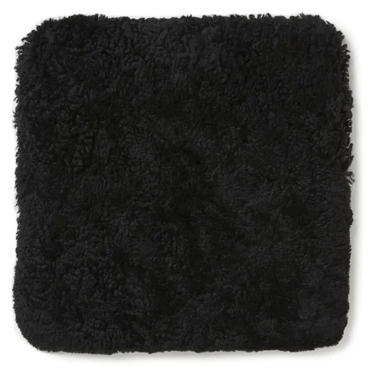 Skinnwille Curly sittepute i lammeskinn 40x40 cm Dark Grey Skinnwille Curly sittepute i lammeskinn 40x40 cm Dark Grey