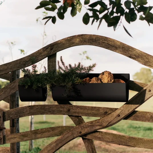 Ferm Living Uma Blomsterkasse med holder Medium Black Ferm Living Uma Blomsterkasse med holder Medium Black