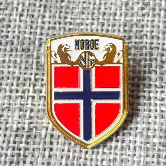 Sjelden VM-merke fra 2006 – Norsk Fansuvenir – Vintage Merke, Flott Samleobjekt og Unik Gave – Stor Verdi!