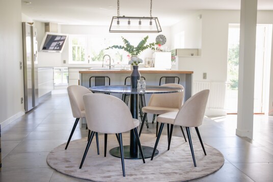 Venture Home Estelle Spisegruppe 106 cm Rund med 4 Velvet Stoler Beige