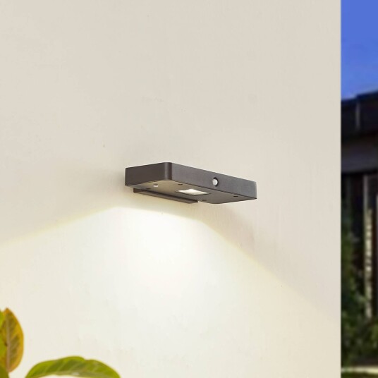 Lucande LED-solcellelampe Tavon kantet svart sensor Lucande LED-solcellelampe Tavon kantet svart sensor