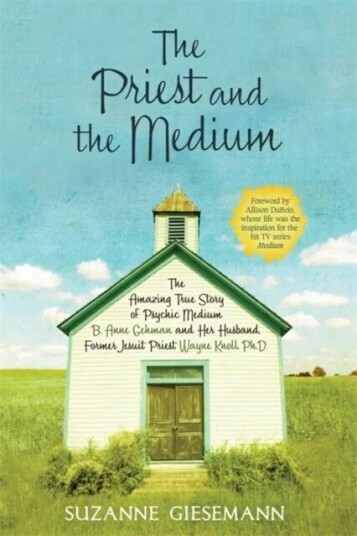 The Priest And The Medium Av Suzanne Giesemann