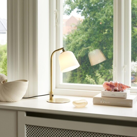 Room 49 bordlampe 40 cm Opal/Antikk messing Room 49 bordlampe 40 cm Opal/Antikk messing