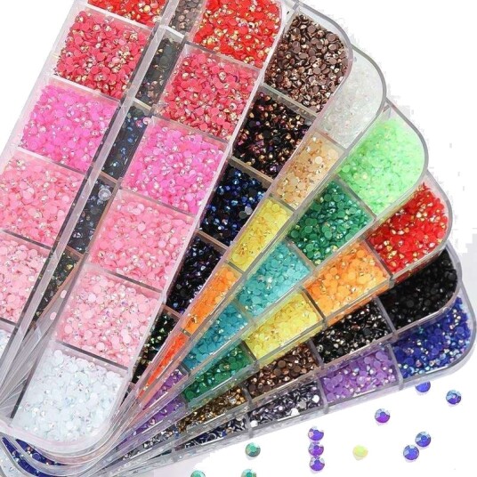 12 rhinestones i forskjellige størrelser en boks Negledekorasjoner 12 rhinestones i forskjellige størrelser en boks Negledekorasjoner
