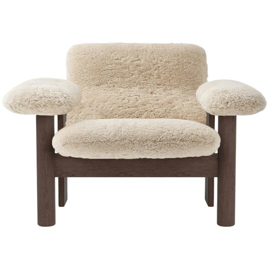 Audo Copenhagen Brasilia Lenestol Lav Rygg Mørkbeiset Eik / Sheepskin Nature