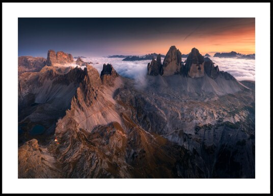 Majestic Peaks Above Clouds Plakat / 50x70