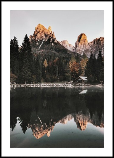 Reflection of Serenity House by the Mountain Lake Plakat Plakat / 40x50cm