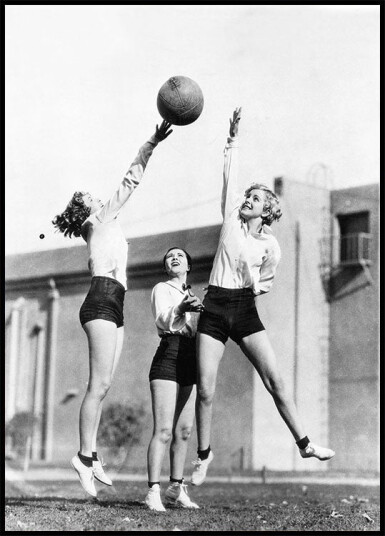 Women Playing Basketball Plakat Plakat / 70x100cm