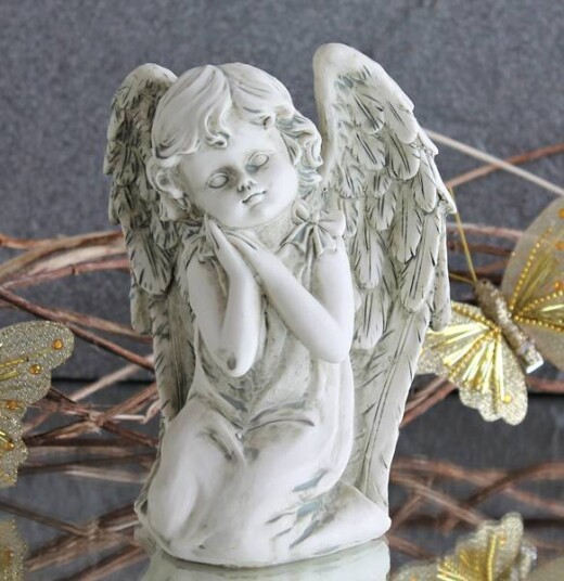 Englefigur på kne medium polystone Englefigur på kne medium polystone