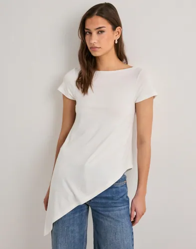 Nelly Hvit Asymmetric Flowy Tee