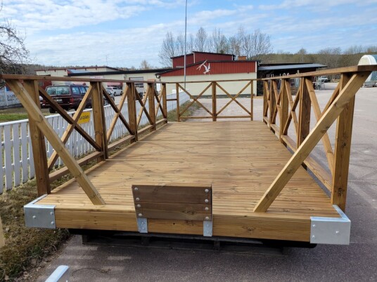 Badeflåte med motorbrønn 2,4 x 5,25m Badeflåte med motorbrønn 2,4 x 5,25m