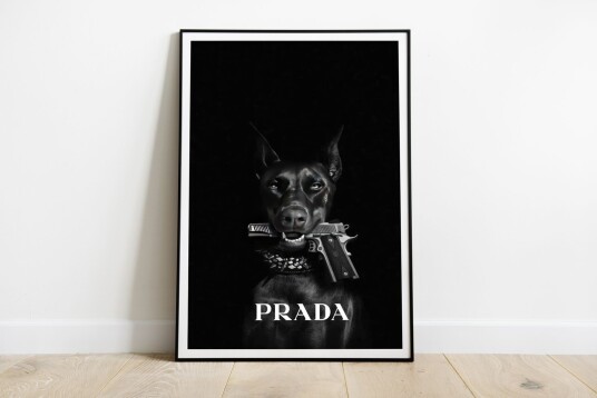 Plakat Hund med Pistol Prada Plakat Hund med Pistol Prada