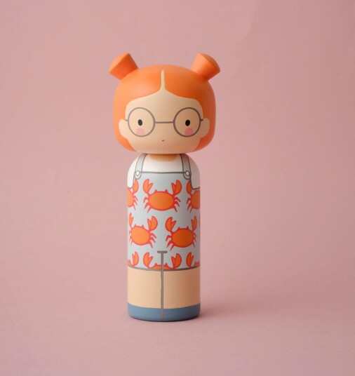 Lucie Kaas Kokeshi Stjernetegn Krepsen H15,5 Lucie Kaas Kokeshi Stjernetegn Krepsen H15,5