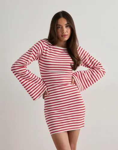 Nelly Rød Stripe Wide Sleeve Dress