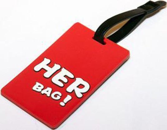 Koffert merkelapp rød med teksten "HER BAG"