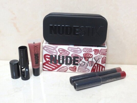Sett Nudestix: Red Hot Lips Mini Kit Royal Cream Lipstick 04 Nude 2 Ml + Red Hot Lips Mini Kit Royal Cream Lipstick Posh 2,5 Ml Sett Nudestix: Red Hot Lips Mini Kit Royal Cream Lipstick 04 Nude 2 Ml + Red Hot Lips Mini Kit Royal Cream Lipstick Posh 2,5 Ml