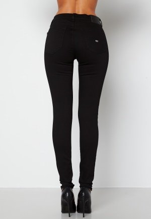 TOMMY JEANS Nora MR Skinny 1BZ Staten Black Den 25/32 TOMMY JEANS Nora MR Skinny 1BZ Staten Black Den 25/32