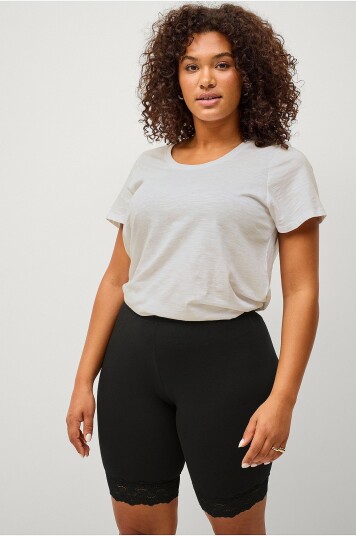 Ellos Plus collection Korte sykkelshortser med blondekant Svart
