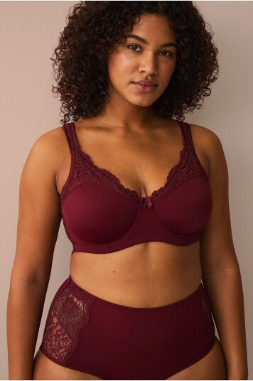 Ellos Plus collection - Spile-BH Cecilia Minimizer med blondedetaljer - Rød