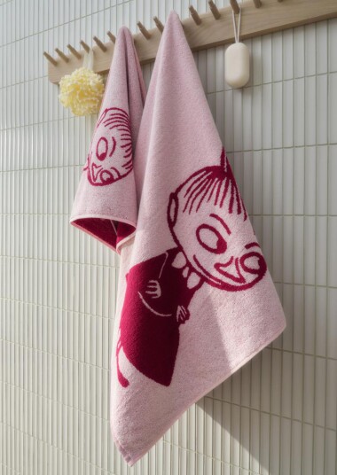 Moomin Arabia - Mummi badehåndkle 70x140 cm Lille My rosa Moomin Arabia - Mummi badehåndkle 70x140 cm Lille My rosa